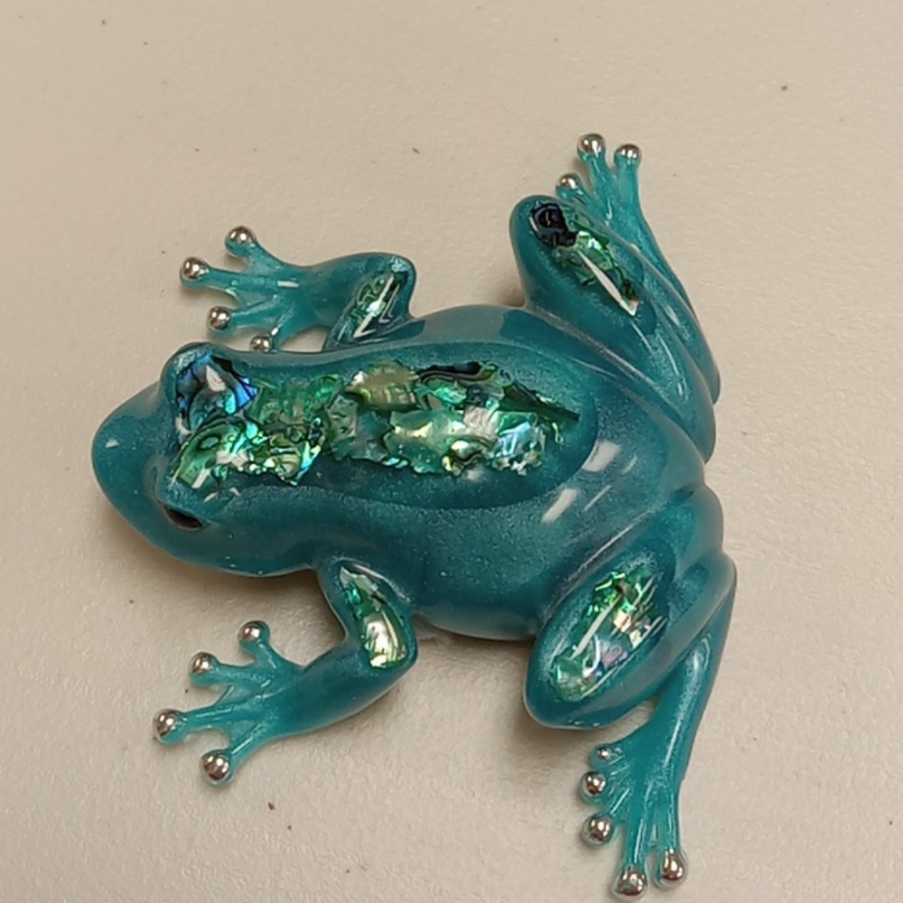 Handcrafted resin frog - Picture 3 of 3